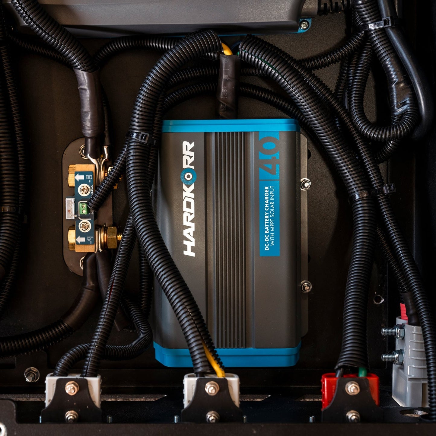 Hard Korr Under Bonnet 40A DC-DC Battery Charger With MPPT Solar Regulator